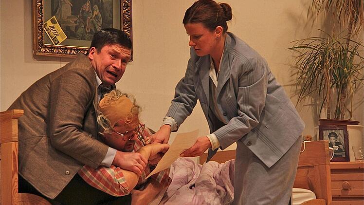 Sohn Hermann (Andreas Heilmann) und Schwiegertochter Berta (Anja Heilmann) zwingen Brunnerschön  zur Unterschrift