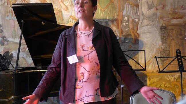 Erna Rauscher, Vorsitzende der fränkischen Variante von "Live Music Now", eröffnet das Benefizkonzert 2013 und erläutert die Ziele des Vereins.