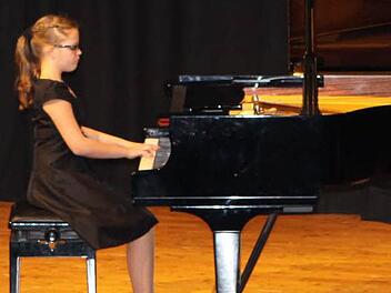 Lea Gießer spielt Klavier. Fotos: Michael Wunder