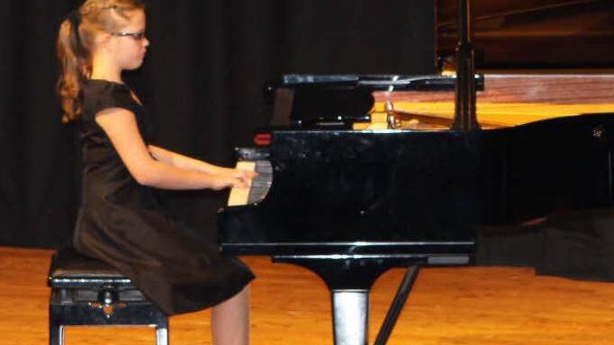 Lea Gießer spielt Klavier. Fotos: Michael Wunder