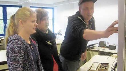 Die jungen Ebensfelder durften Azubis über die Schulter sehen. Foto: privat