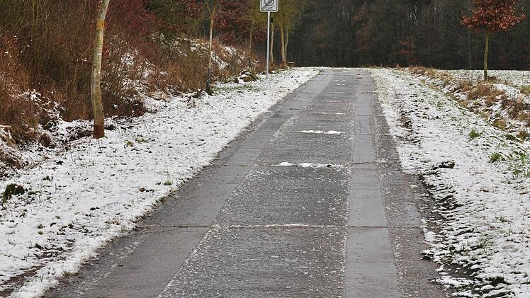 Dass die Auflösungsschilder für die Tempo-30-Zonen in der Gemeinde Wonfurt an Flurwegen wie beispielsweise am Weg zum Käppeleswald in Steinsfeld (im Bild) aufgestellt wurden, empfinden manche Bürger als "Schildbürgerstreich". Foto: Ulrike Langer