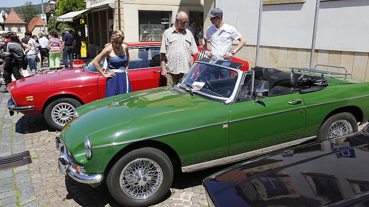 Fachsimpeln gehört dazu: Was die Oldtimer-Experten über jedes Details verblüfft den Laien.Foto: Matthias Hoch