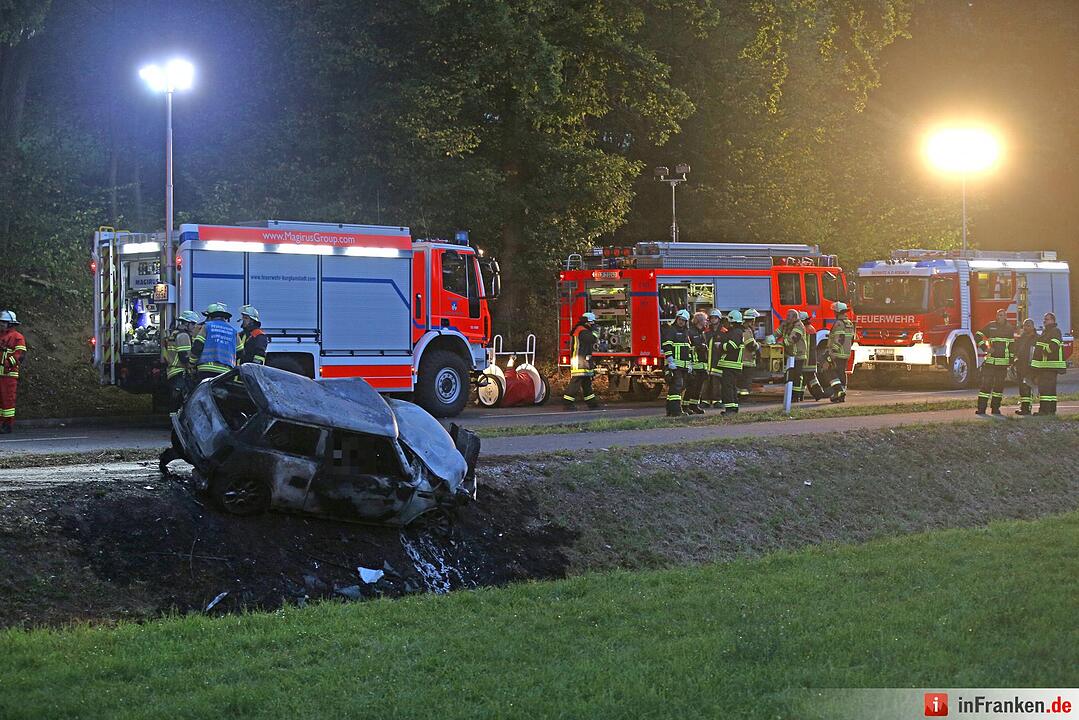 Schrecklicher Unfall am Sonntagmorgen im Kreis Lichtenfels: Zwei junge Maenner verbrennen in Unfallwrack bei Burgkunstadt
