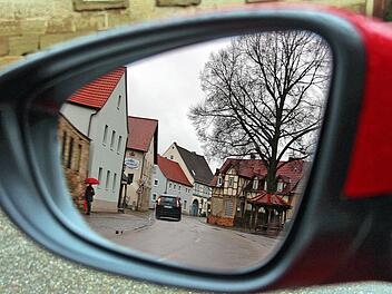 Förmliches Sanierungsgebiet sind seit dem 13. November die Ortskerne von Poppenlauer (unser Bild) und von Weichtungen. Nun können Hauseigentümer ihre Sanierungskosten von der Steuer absetzen. Sie müssen allerdings eine Reihe von Vorschriften beachten. Vor allem: Das Vorhaben muss vorher angemeldet und genehmigt werden. Auskunft gibt es im Rathaus.  Foto: Dieter Britz