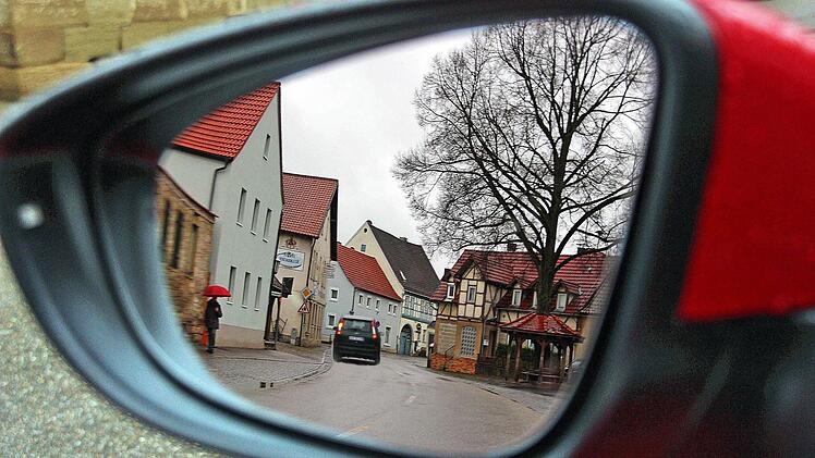 Förmliches Sanierungsgebiet sind seit dem 13. November die Ortskerne von Poppenlauer (unser Bild) und von Weichtungen. Nun können Hauseigentümer ihre Sanierungskosten von der Steuer absetzen. Sie müssen allerdings eine Reihe von Vorschriften beachten. Vor allem: Das Vorhaben muss vorher angemeldet und genehmigt werden. Auskunft gibt es im Rathaus.  Foto: Dieter Britz