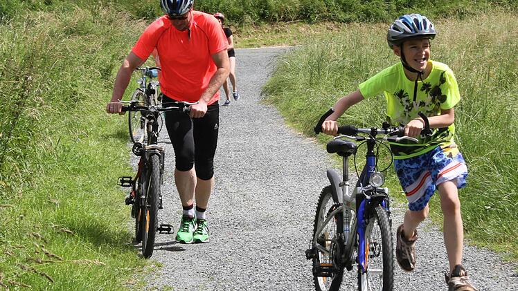 Absteigen, Fahrradhelm ablegen - und schon geht's weiter mit Laufen. Foto: Sonny Adam