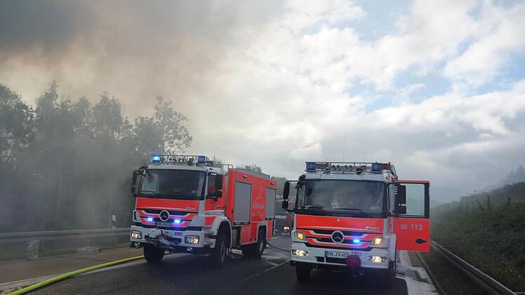 Mit vier Löschfahrzeugen und drei Kleintransportern rückten 43 Wehrleute aus Bad Brückenau und Kothen am Brandherd an. Foto: Michael Krug
