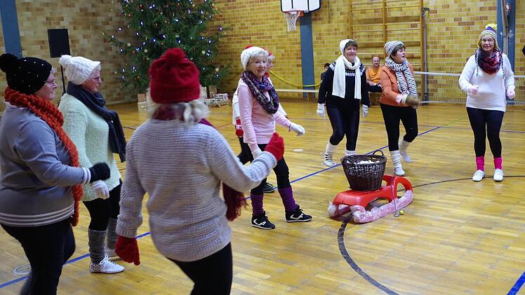 Winterlich ging es bei der Frauengymnastik zu. Foto: Gerd Fleischmann