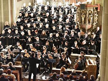 Die Aufführung von Johann Sebastian Bachs "Hohe Messe in h-Moll" am Samstagabend in der Marienkirche in Königsberg wurde zu einem Klanggenuss. Matthias Göttemann (vorne) dirigierte. Foto: Gerold Snater