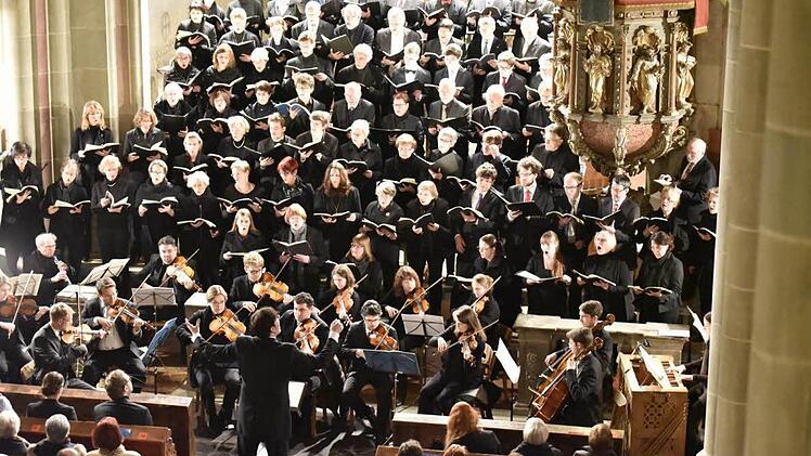 Die Aufführung von Johann Sebastian Bachs "Hohe Messe in h-Moll" am Samstagabend in der Marienkirche in Königsberg wurde zu einem Klanggenuss. Matthias Göttemann (vorne) dirigierte. Foto: Gerold Snater