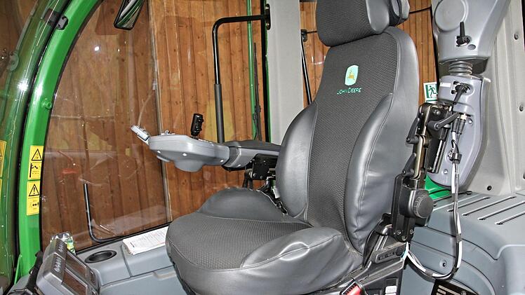 Komfortabel ist der Sitz in der geräuschgedämmten Fahrerkabine des Rückezuges. Er dreht sich automatisch in die Richtung, wo sich der Kran befindet.Helmut Will