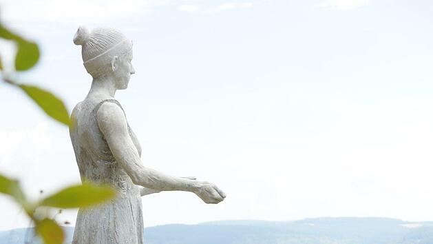 Die neue Amalberga-Figur schaut von ihrem  Platz auf dem Hammelberg ins Saaletal.Foto: Arkadius Guzy