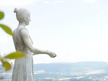 Die neue Amalberga-Figur schaut von ihrem  Platz auf dem Hammelberg ins Saaletal.Foto: Arkadius Guzy