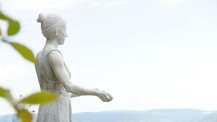 Die neue Amalberga-Figur schaut von ihrem  Platz auf dem Hammelberg ins Saaletal.Foto: Arkadius Guzy