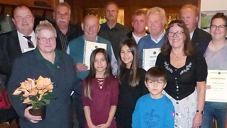 Unser Bild zeigt (vorne, Bildmitte) die drei jungen Künstler Victoria, Sarah und Toni Zeitler sowie (von links nach rechts) Bürgermeister Werner Burger, Obfrau Margitta Hieke, Wieland Oelschlegel, Hans Illigmann, Edwin Weiß, Klaus Keil, Manfred Urban, Gisela Hagen, Gerhard Lauterbach und stellvertretende Obfrau Diana Schramm.  Foto: Klaus-Peter Wulf