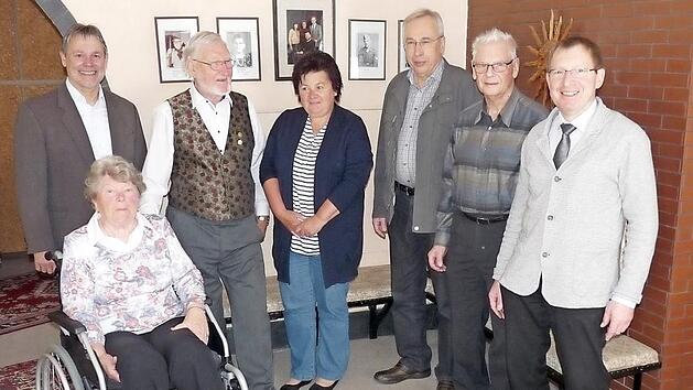 Siegfried Petrikowski (Dritter von links) feierte 85. Geburtstag. Mit im Bild (von links) B&uuml;rgermeister Gerhard Wunder, Ehefrau Renate Petrikowski, Helma Haug und Wanderwart Peter Wahlich vom Frankenwaldverein Steinwiesen, Alfred M&uuml;ller von der DAV-Sektion Kronach/Frankenwald und Pfarrer Hans-Peter G&ouml;ll  Foto: K.- H. Hofmann