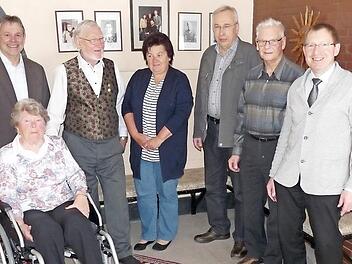 Siegfried Petrikowski (Dritter von links) feierte 85. Geburtstag. Mit im Bild (von links) Bürgermeister Gerhard Wunder, Ehefrau Renate Petrikowski, Helma Haug und Wanderwart Peter Wahlich vom Frankenwaldverein Steinwiesen, Alfred Müller von der DAV-Sektion Kronach/Frankenwald und Pfarrer Hans-Peter Göll  Foto: K.- H. Hofmann