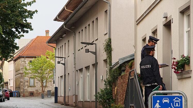 Polizisten klingeln an der HaustürFoto: Arkadius Guzy