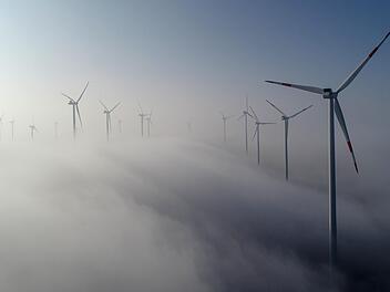 Ganz so viele Windenergieanlagen wie hier im Windenergiepark Odervorland sollten es im Eltingshäuser Wald nicht werden. Zusätzlich zu den drei bestehenden Anlagen in Rottershausen wollte die Gemeinde zwei weitere im Gemeindewald bauen lassen. Die Bürger stimmten jetzt gegen diesen Plan. Foto: Patrick Pleul, dpa
