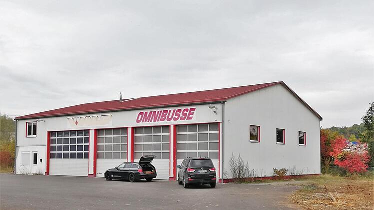 In dieser leerstehenden Bushalle im Großenbracher Gewerbegebiet Mangelsfeld will ein Online-Shop für Outdoor-Bedarf und Offroad-Ausrüstung einziehen. Foto: Sigismund von Dobschütz
