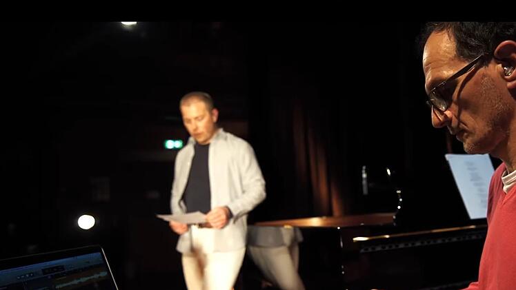 Simon van Rensburg und Kostas Bafas gestalteten die zweite Episode "Singbar".