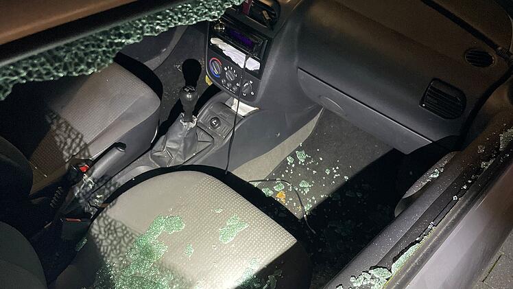 Ein Dieb brach am Donnerstag (27. Oktober 2022) ein Auto in Coburg auf und entwendete einen Geldbeutel. Foto: Polizeiinspektion Coburg