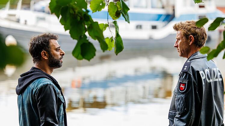 Anders als zuletzt spielt S&uuml;hers Bruder Yunus &Ouml;zl&uuml;g&uuml;l (Yunus Cumartpay, links) im neuen Fall keine gr&ouml;&szlig;ere Rolle, kann Polizist Henk Cassens (Maxim Mehmet) aber immerhin eine interessante Info liefern.