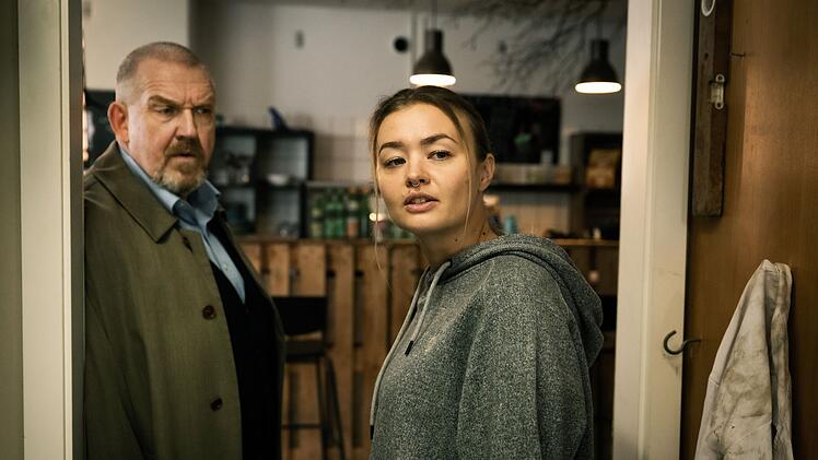 Larissa Kr&uuml;ger (Katja Hutko) zeigt Kommissar Freddy Schenk (Dietmar B&auml;r) die Einrichtung "Kids4Care". Es ist mehr als ein Jugendzentrum, es ist ihr Zuhause. M&ouml;glich gemacht hat es der ehemalige Schlagerstar Mariella Rosanelli.