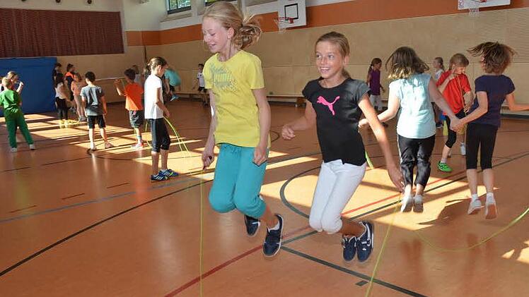 Sie haben Spaß beim Seilspringen. Auch wenn es mal nicht so klappt, wird weiter gemacht und neu begonnen.  Foto: Karl-Heinz Hofmann
