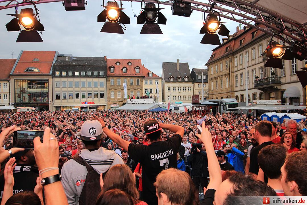 Meister-Party am Maxplatz