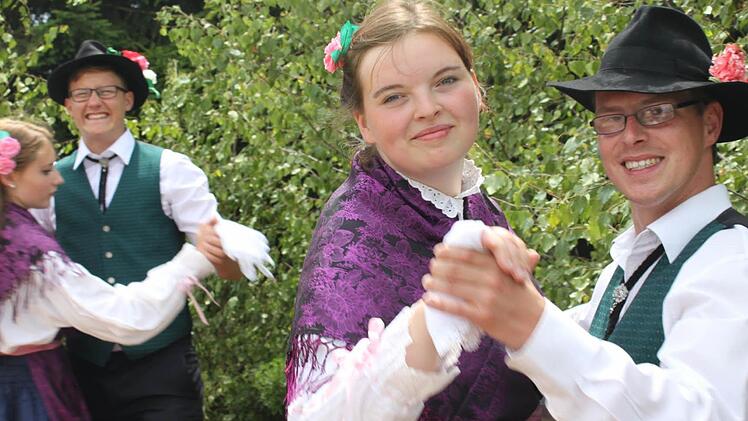 Freudestrahlend fegten die Steinbacher Kirchweihpaare über den Tanzboden. Foto: Veronika Schadeck