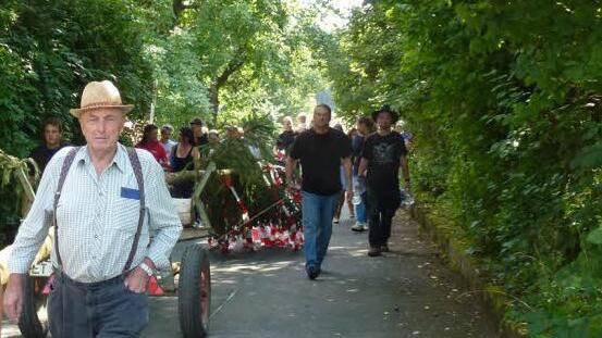 Die Kerwasburschen bringen den geschmückten Baum zum Festplatz.  Foto: Georg Wolf