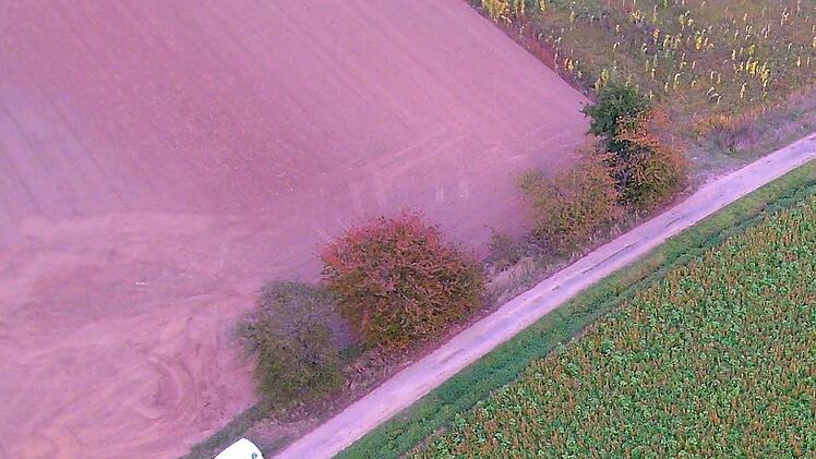 Die Suche nach Munitionsresten hat gewaltige Spuren auf den landwirtschaftlichen Flächen hinterlassen. Foto: Uli Amon