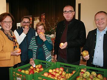 Bezirksrätin Karin Renner (von links), Kreisvorsitzender Markus Stockmann, Ehren-Kreisvorsitzende Irmgard Heinrich, Bürgermeister Andreas Sandwall und Landrat Thomas Bold schmeckt das heimische Streuobst. Foto: Gabriele Sell