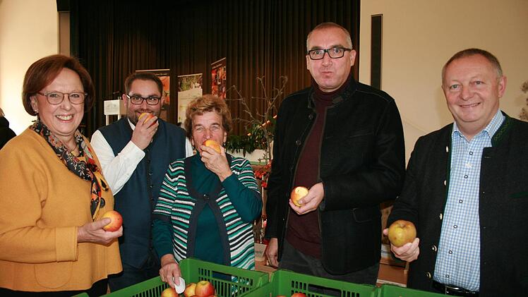 Bezirksrätin Karin Renner (von links), Kreisvorsitzender Markus Stockmann, Ehren-Kreisvorsitzende Irmgard Heinrich, Bürgermeister Andreas Sandwall und Landrat Thomas Bold schmeckt das heimische Streuobst. Foto: Gabriele Sell