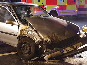 Der Opel Corsa prallte beim Zusammenstoß auf der Bundesstraße 85 in das wendende Fahrzeug. Foto: Marco Meißner