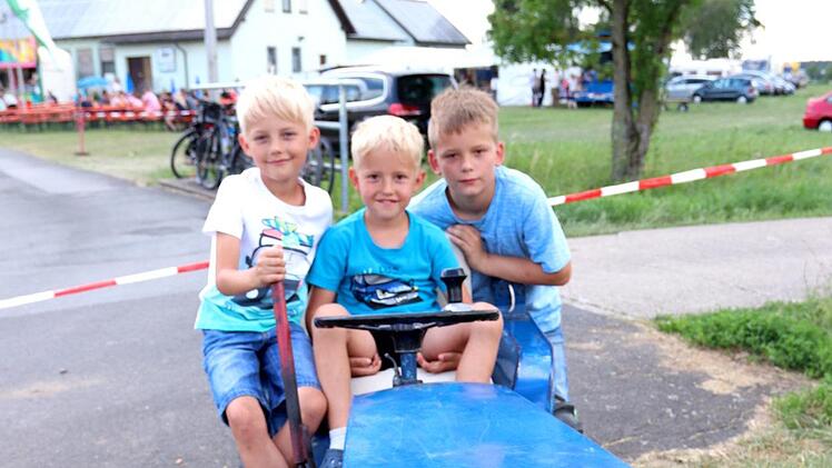 Niklas, Leo und Jona auf dem 50 Jahre alten Gutbrod 1030, der zu Hause in Röttenbach noch für Rangierarbeiten verwendet wird.    Foto: Johanna Blum