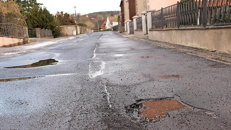 Das innerörtliche Teilstück des Schwimmbadweges soll im nächsten Jahr hergerichtet werden. Bei der Bürgerversammlung forderte die frühere Stadträtin Gudrun Schuster die Sperrung des Schwimmbadweges an den Brunnen und eine Karlsberganbindung.  Foto: Archiv/Heike Beudert
