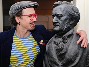 Mit Richard Wagner auf Augenhöhe: David Saam ist als Übersetzer ein Meisterstück gelungen, denn seine Version der Nibelungen-Tetralogie auf Fränkisch ist einfach umwerfend.  Foto: Matthias Hoch