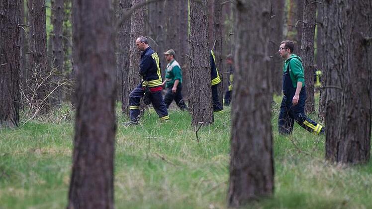 Nach erfolgreiche Absuche eines Mannes im Wald bei Trier, greift der gefundene Mann einen Polizisten an.