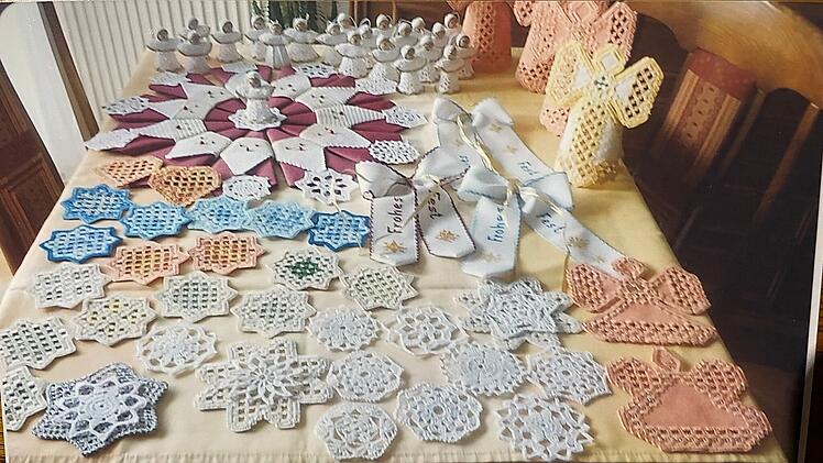 Rentnerin stickt, strickt und häkelt für den guten Zweck