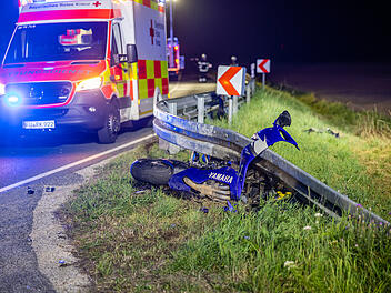 Motorradfahrer prallt gegen Leitplanke im Kreis Fürth