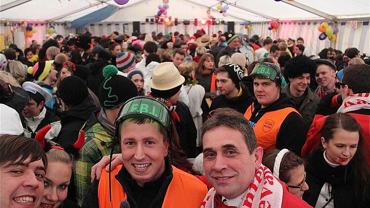 Apres-Zugparty im Zelt am Sportheim.