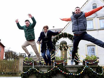 Tim Baum (links), Britt Kehrle und Daniel Burgis (rechts) aus dem Vorstand der Spielvereinigung zeigen, was sie auch im Video ausdrücken wollen: Auf der einen Seite dörflich-idyllisch, auf der anderen jung, sportlich und gar nicht langweilig. So ist Trunstadt. Foto: Matthias Hoch