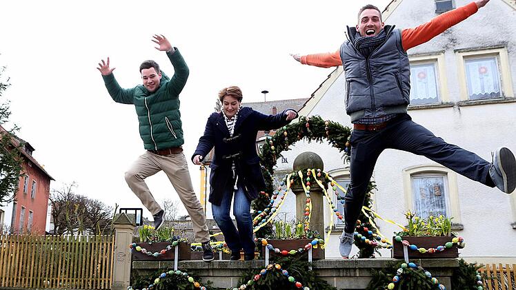 Tim Baum (links), Britt Kehrle und Daniel Burgis (rechts) aus dem Vorstand der Spielvereinigung zeigen, was sie auch im Video ausdrücken wollen: Auf der einen Seite dörflich-idyllisch, auf der anderen jung, sportlich und gar nicht langweilig. So ist Trunstadt. Foto: Matthias Hoch