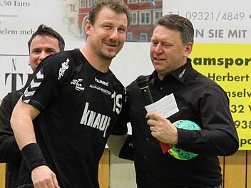 Rödelsees Vorsitzender Dietmar Chrischilles (rechts) bedankte sich vor der Partie gegen Landshut bei Michal Tonar und verabschiedete ihn mit Bedauern. Foto: Krumpholz