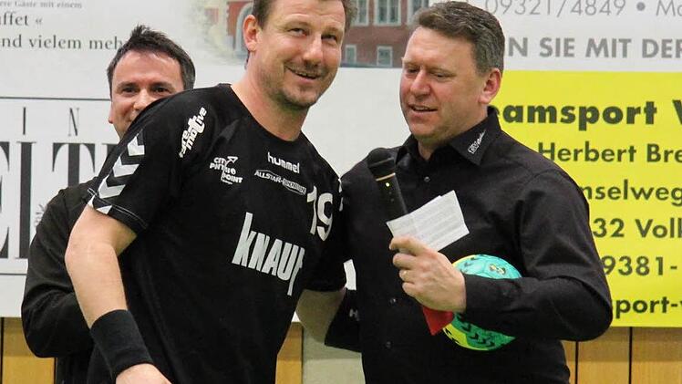 Rödelsees Vorsitzender Dietmar Chrischilles (rechts) bedankte sich vor der Partie gegen Landshut bei Michal Tonar und verabschiedete ihn mit Bedauern. Foto: Krumpholz