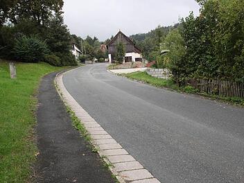Die Kreisstraße in Burggrub gibt derzeit zur Sorge Anlass.  Foto: Wolf