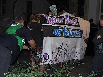 "Lieber Nackt als Vollwichs" lautete das Moto der CC-Gegner, hier in der Löwenstraße (Einmündung Mühlgasse). Fotos: Oliver Schmidt